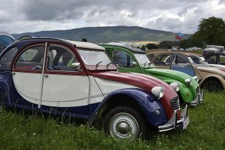 Près de 3500 mythiques 2CV ont convergé vers Delémont. La rencontre mondiale a accueilli 9000 personnes sur le camping et 15'000 visiteurs externes. (archives)